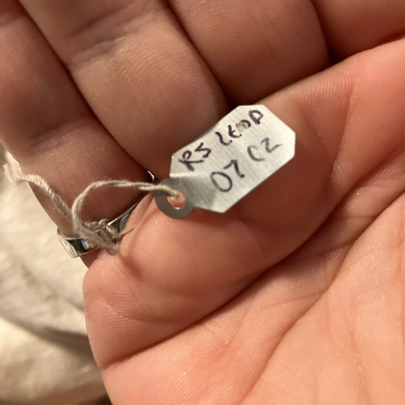 Stunning AAA cubic zirconia with a “yellow diamond” center stone. New. - Picture 5 of 5